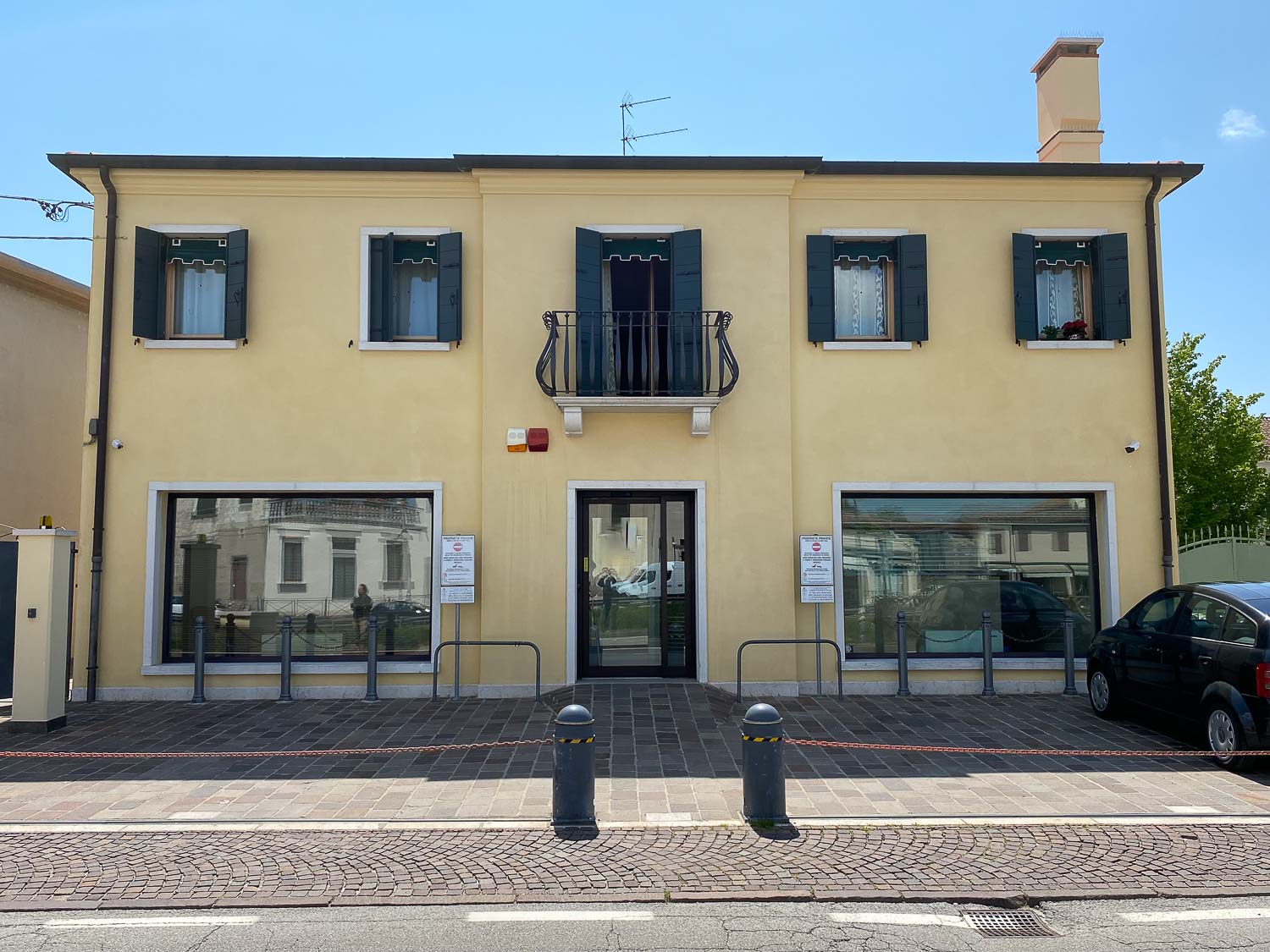 MIRA Oriago - Locale Commerciale di 200mq piano terra con vetrine e parcheggio
